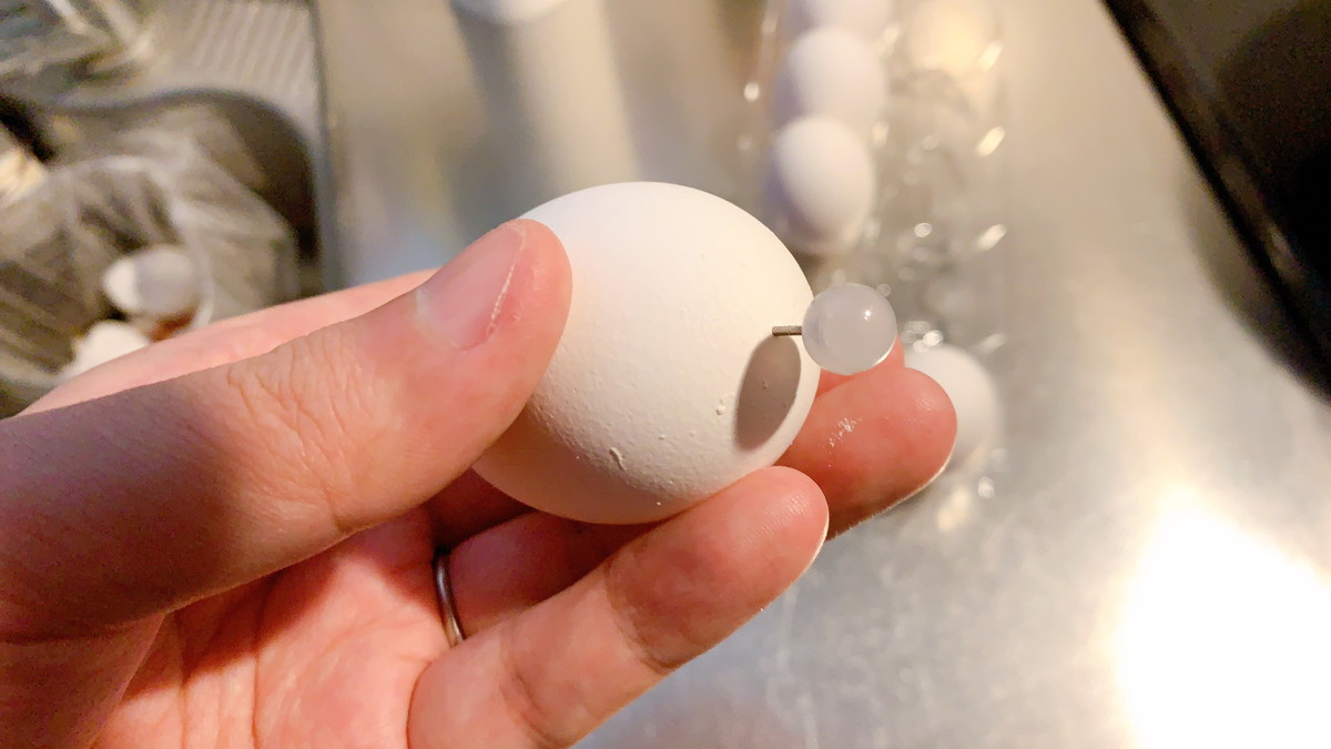 卵の底に画鋲で穴をあける