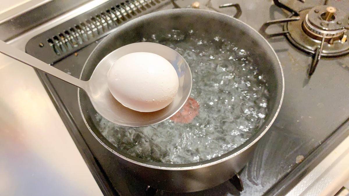熱湯に卵をそっと入れる