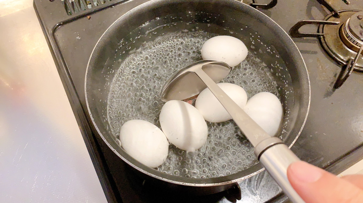 卵を茹でながら鍋の中で回転させる